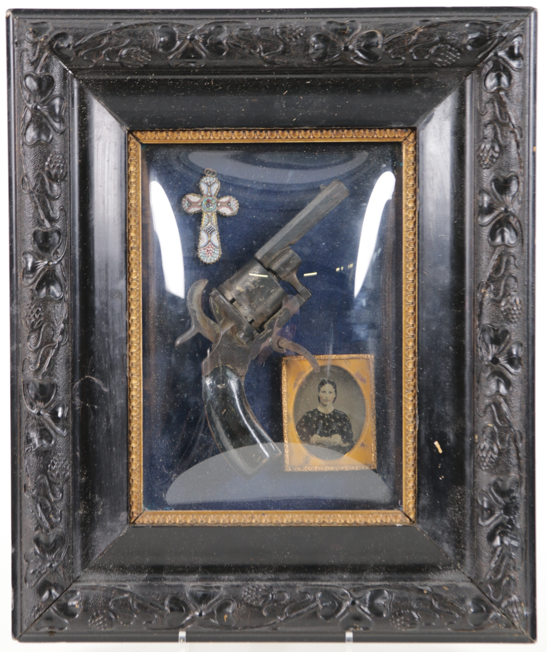 5. Memento Mori object, Roma, pistool, foto