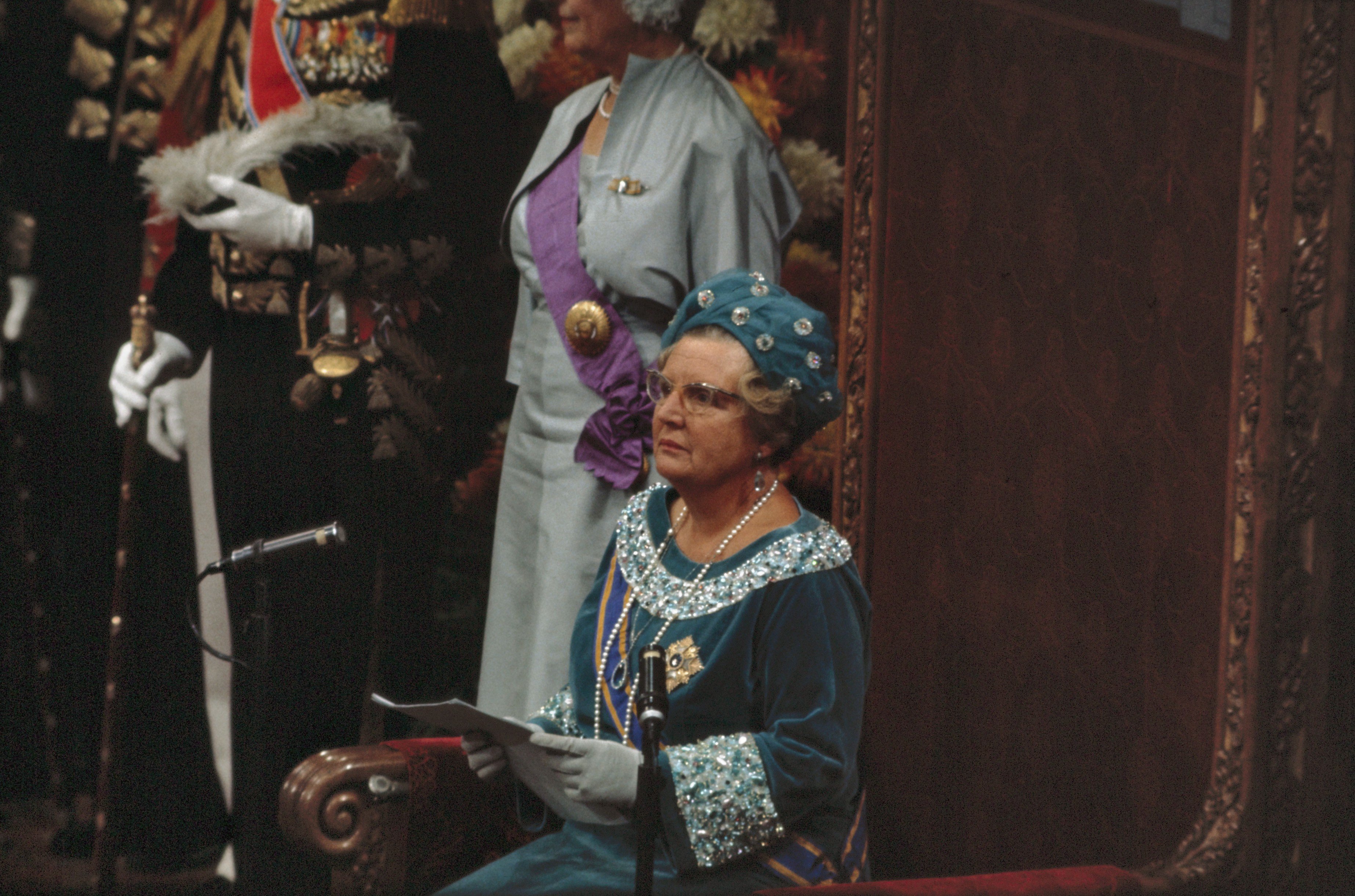 Afb. 1: Koningin Juliana leest de troonrede voor, Prinsjesdag 1968. Foto: Ron Kroon, Nationaal Archief. | Paleis Het Loo, Prinsjesdag, Hoedendag, Ascot, 1968, Koningin Juliana, troonrede, Beatrix, japon