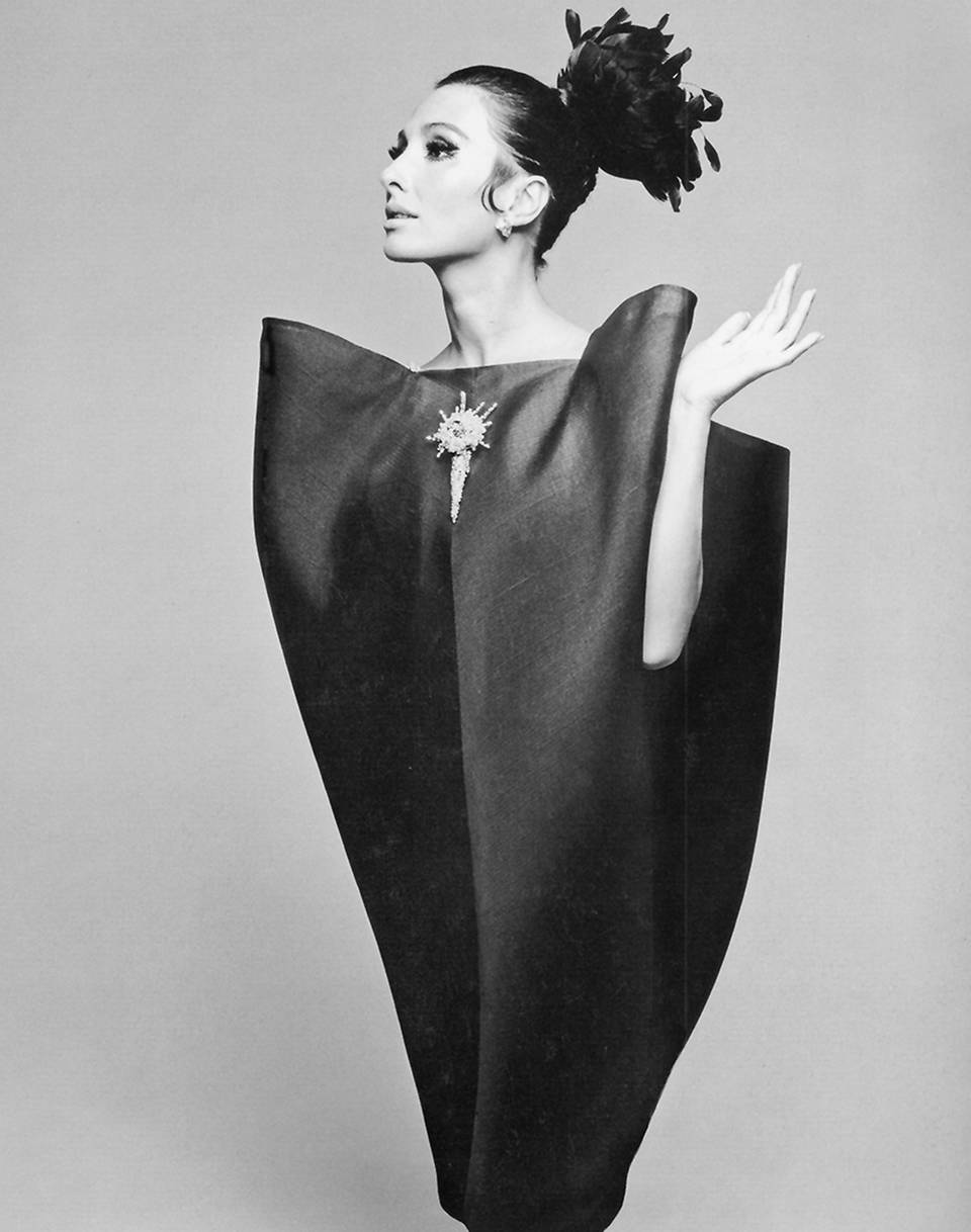 Alberta Tiburzi in 'envelope' dress by Cristóbal Balenciaga. Harper's Bazaar, June 1967. Foto: ©Hiro 1967