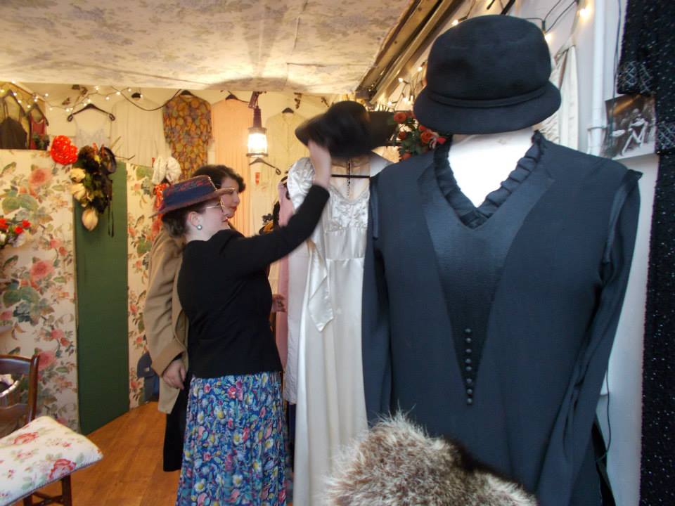 Blog Modemuze door Birthe Weijkamp. Vintage Hoe herken je kleren uit de jaren 20-60. Afb1. Winkelen bij het kraampje van Maaike op het Waterlooplein, dat nu helaas gesloten is