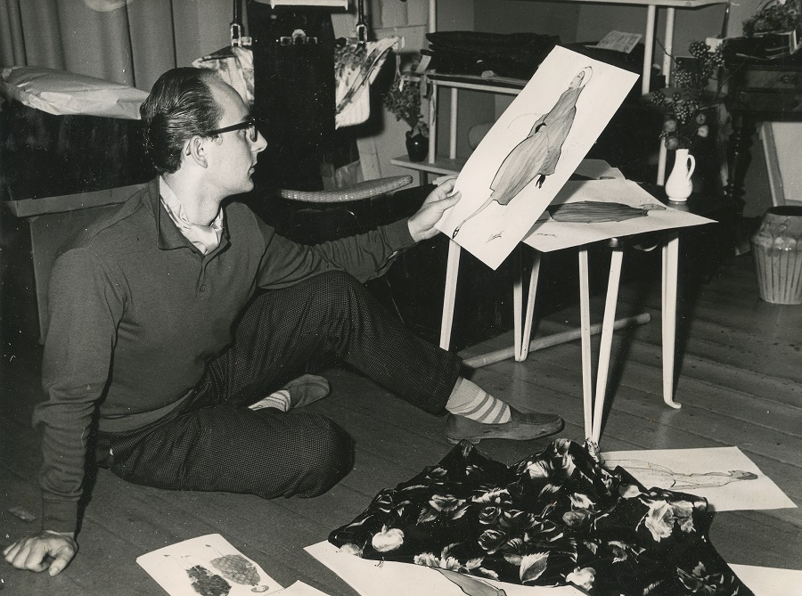 Cargelli aan het werk op de grond met een groot papier, ca. 1955.