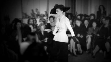 Marie-Thérèse in de beroemde 'Bar Jacket' van Dior, gepresenteerd in de modeshow (12 september 1947) die de naoorlogse mode op zijn kop zou gooien.