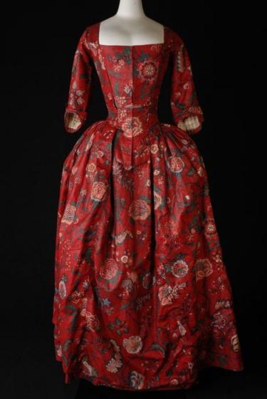 Dagelijks appel Baby Sits in vrouwenkleding van de 18e eeuw | Modemuze