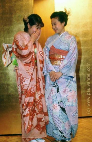Afb.1 Twee Japanse meisjes in zijde furisode, de meest formele kimono voor een jonge vrouw. Deze wordt meestal gedragen voor verlovingsportretten, meerderjarigheid ceremonie en bij afstuderen. Foto: Paul van Riel, Royal Osaka Hotel, Osaka 1998