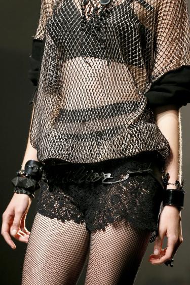 Close-up van de 'Madonna-look', Jean Paul Gaultier, lente/zomer 2013. Foto: Yannis Vlamos, bron: Vogue.com.