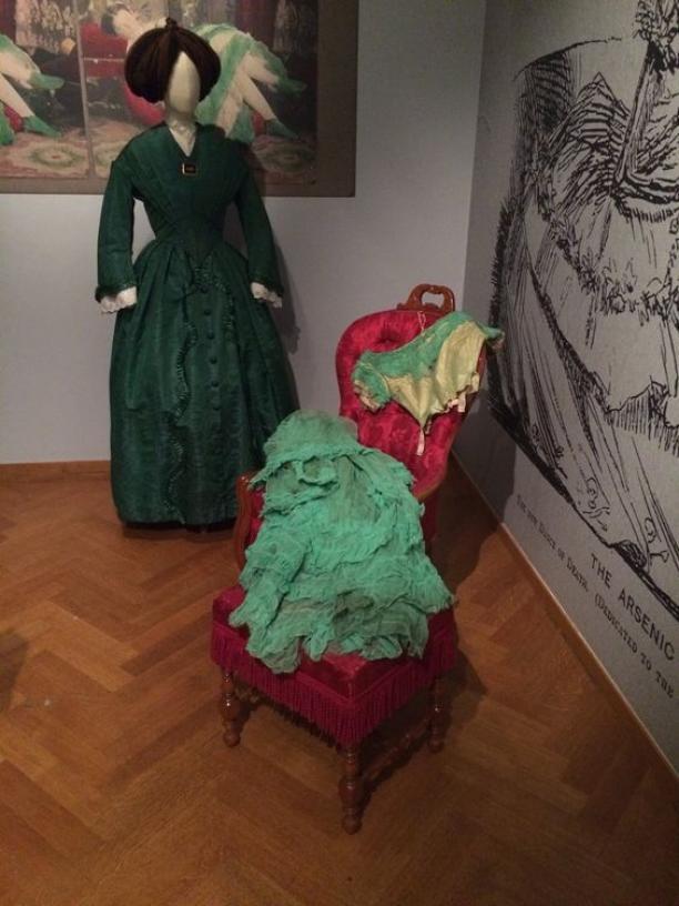De gifgroene jurk van het Gemeentemuseum, liggend opgesteld op de tentoonstelling Romantische Mode, Mr. Darcy meets Eline Vere. Foto Anne-Karlijn van Kesteren