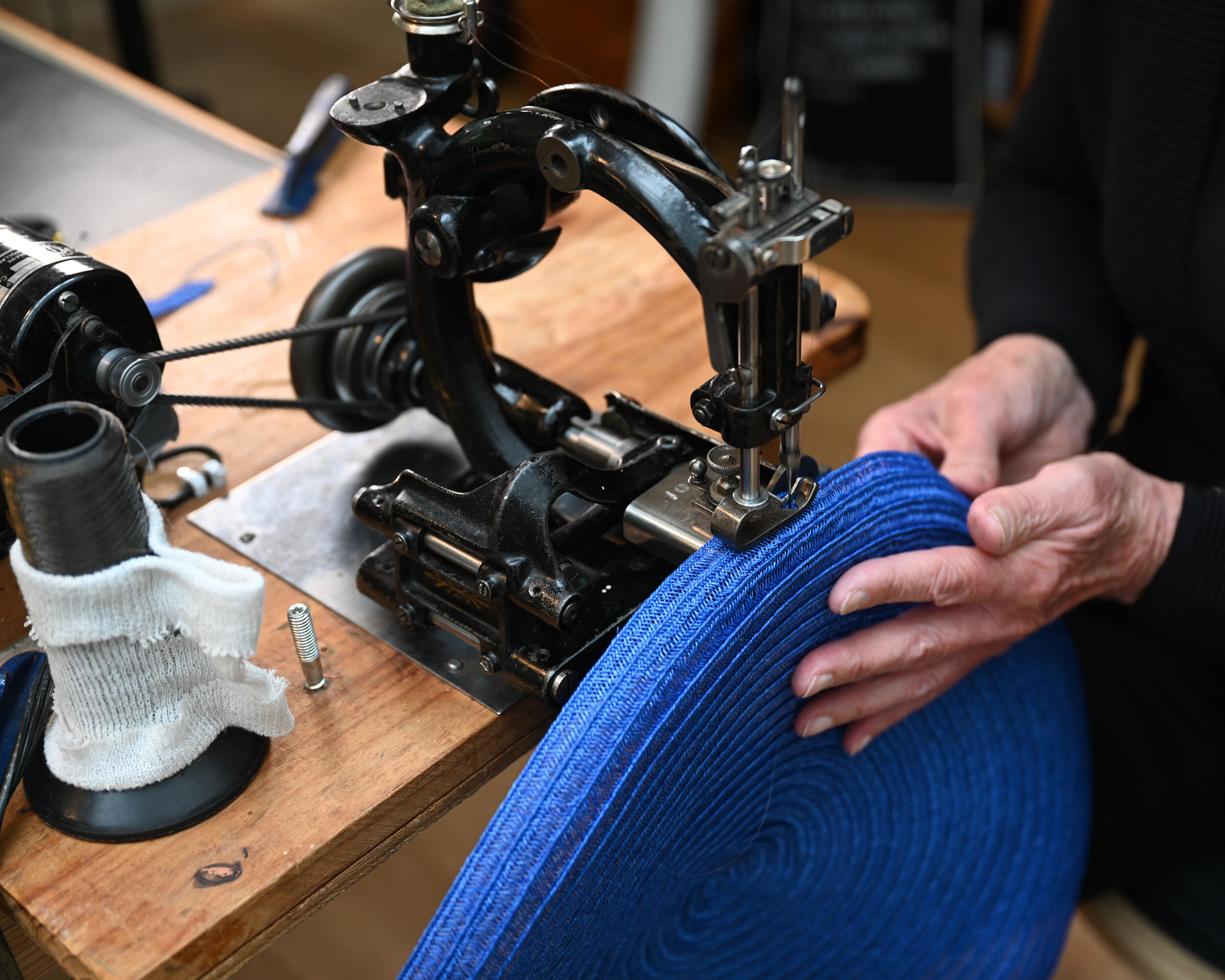 Hoed van sisalband op de strostikmachine