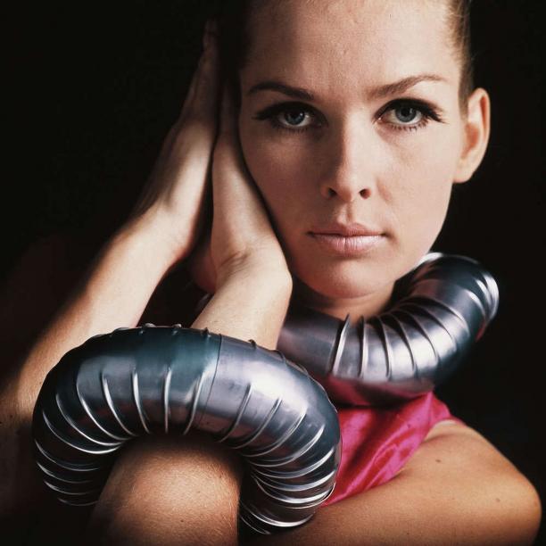 Afb. 3. Kachelpijpcollier en armband gedragen door sixties model Sonja Bakker. Foto: Matthijs Schrofer, 1967. Bron: NRC.nl.