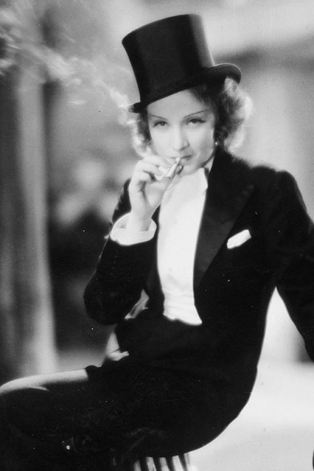 Marlène Dietrich op de filmset van Morocco, 1930. 
