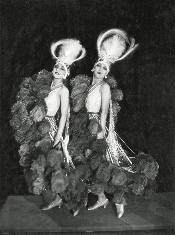 Agenda Modemuze TextielMuseum tentoonstelling Roaring 20s. Dolly Sisters met hoofdtooien, 1923. foto James Abbe. Met dank aan privé collectie © James Abbe Archive