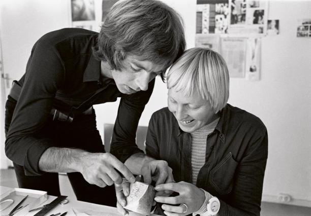 Afb. 2. Gijs en Emmy in atelier in Amersfoort, foto uit een reeks kunstenaarsportretten, 1971-1972. Foto: Eva Besnyö. Bron: Stedelijk.nl.