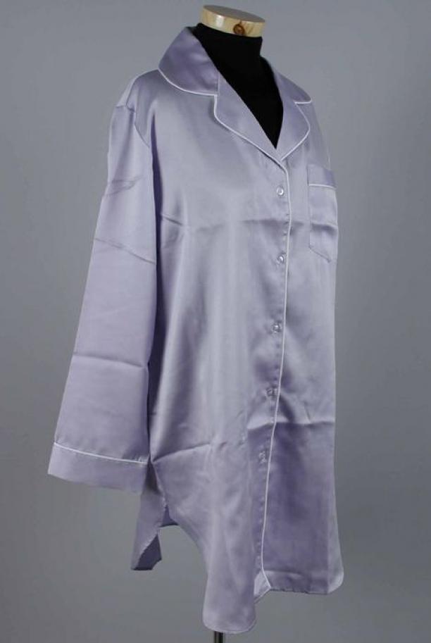 Haat Menstruatie Subjectief Nachthemd of bedjas van glanzend lila satijn, lange mouwen en reverskraag,  witte biezen, "Jennifer Dale" | Modemuze
