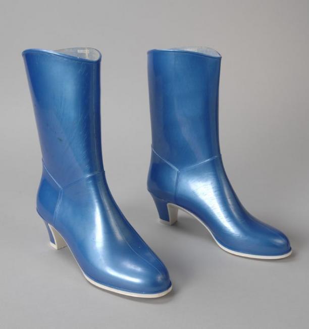 uitslag kiezen Vooruit Metallic blauwe kuithoge rubberen laarzen met cubahak, zool van wit rubber,  met ingegoten imitatie stiknaden | Modemuze
