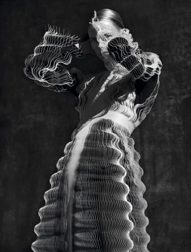 zwart-wit foto van vrouw in een 3-d geprinte kante jurk