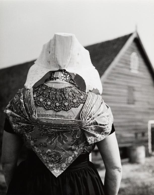 Cas Oorthuys, Zuid-Bevelandse vrouw in Rooms-Katholieke klederdracht, Zeeland, ca. 1958. © Nederlands Fotomuseum.