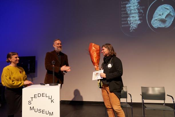Prijsuitreiking aan Lauren Kalman (rechts), met voorzitter Martijn van Ooststroom en Eleonora Radke, 14 november, 2021, Stedelijk Museum Amsterdam