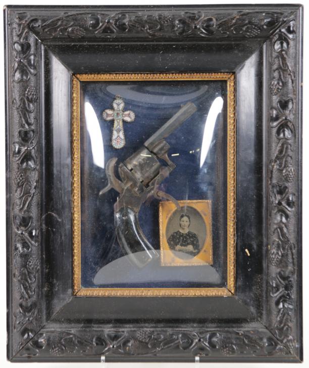 5.  foto tintype ingekleurd, pistool, micromozaiek kruisje Roma, glas, hout