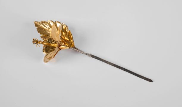 Afb. 9: Ni Nyoman Rukma, gouden bloem als hoofdsieraad, 2018; Collectie Nationaal Museum van Wereldculturen, 7146-2a. Fotograaf: Irene de Groot