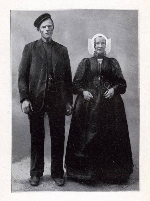 Grietje Calis-Zwanikken en haar man Gijsbert Calis, gefotografeerd op het Museumplein in Amsterdam, tijdens het Klederdrachtenfeest op 12 september 1913. 
