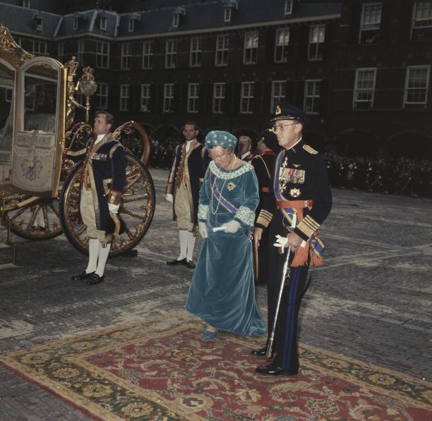 Afb. 2: Aankomst van koningin Juliana bij de Ridderzaal, Prinsjesdag 1968. Foto: Ron Kroon, Nationaal Archief. | Paleis Het Loo, Prinsjesdag, Hoedendag, Ascot, 1968, Koningin Juliana, troonrede, Beatrix, japon