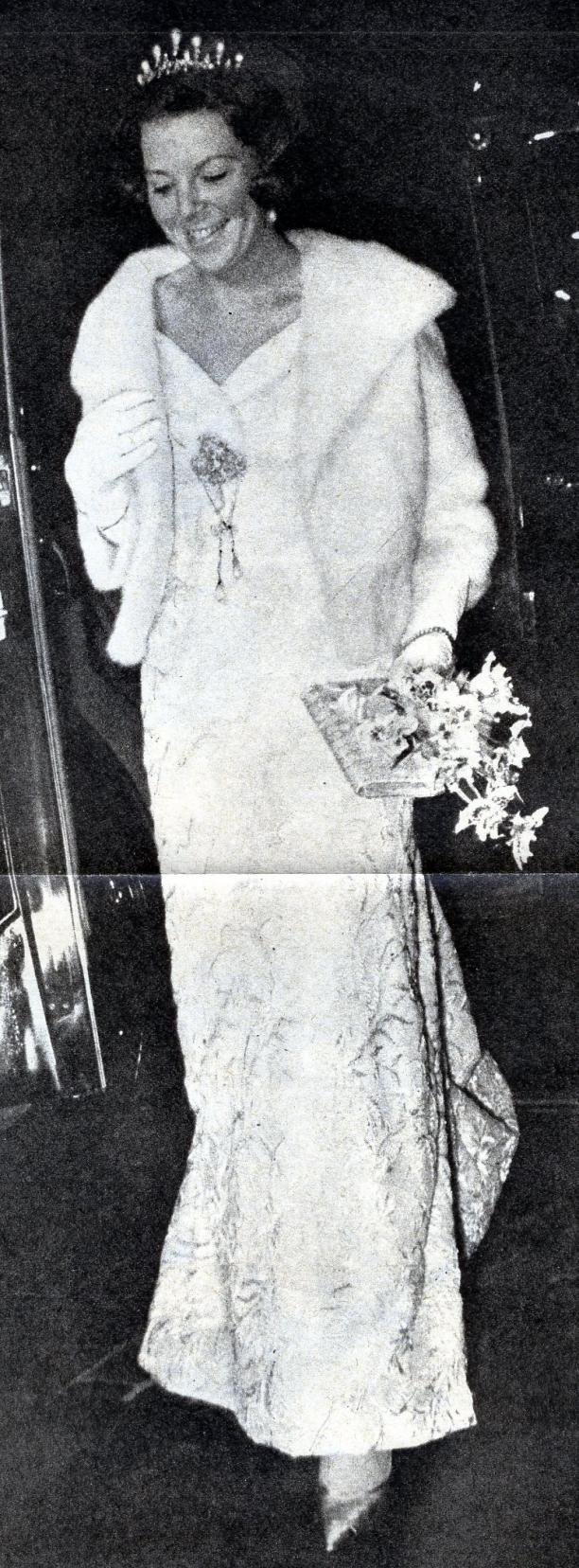 Avondjurk gedragen door prinses Beatrix op 8 maart 1966, twee dagen voor haar huwelijk met Claus von Amsberg. Ze droeg deze jurk tijdens een diner in het Hilton Hotel en op het hofbal op het Paleis op de Dam. | Modemuze, Trudie Rosa de Carvalho, Beatrix