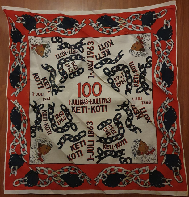 vierkant doek met motieven als ketens, handen, dames met angisa op en teksten als 'keti koti' en '1 juli 1863-1963'