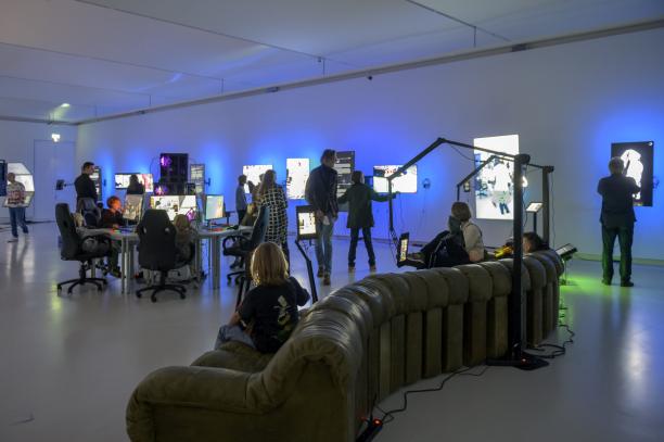 Zaaloverzicht tentoonstelling 'Screenwear', 2022, foto door Ben Nienh. Credits: Design Museum Den Bosch.