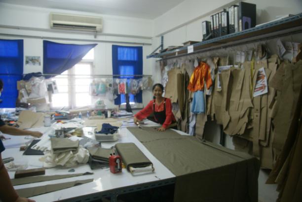 Een van de ateliers van Siam Costumes in Thailand. Bron: Siam Costumes Blogspot.