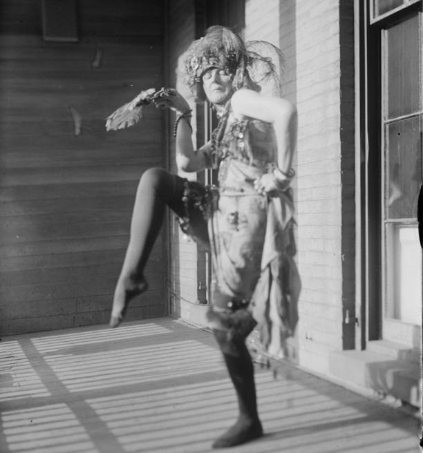 Elsa von Freytag-Loringhoven’s Body Performance Poem in her Greenwich Village Studio, December 1915. Foto: International News Photography, Bettman/ Corbis/Magma en Baroness v. Freytag- Loringhoven. Foto: George Grantham Bain Collection, Library of Congres