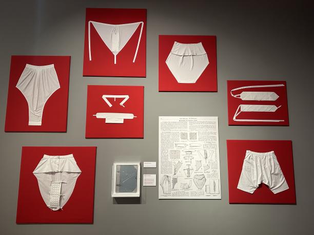 Afb. 16. Overzicht van het gereproduceerd menstruatieondergoed op basis van de naaiconstructies voor ‘Onderkleding voor speciale dagen’ uit het boek Das Buch der Wäsche (1907), tentoonstelling Flow: The Exhibition on Menstruation (2023-2024), MEK Berlijn.