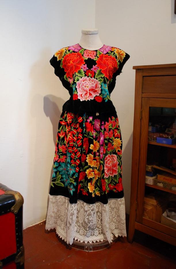 Outfit van Frida Kahlo, via: jeannedepompadour (blogspot).