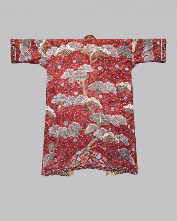 Japonse rok van Indiase sits in kimonovorm, beschilderd met prunus en pijnboommotief op rode grond, gevoerd met twee soorten eenvoudige bedrukte Indiase katoen Handbeschilderde katoen, sitstechniek, India, ca. 1700 (Collectie Fries Museum T2016-038)