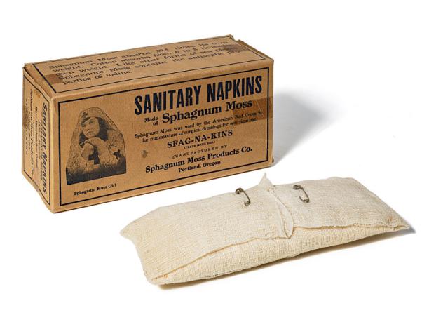 Afb. 3. Maanverband van mos door Sphagnum Moss Sanitary Napkins, ca. 1919-1920, inv.nr. MG.M-00545.01, collectie National Museum of American History.