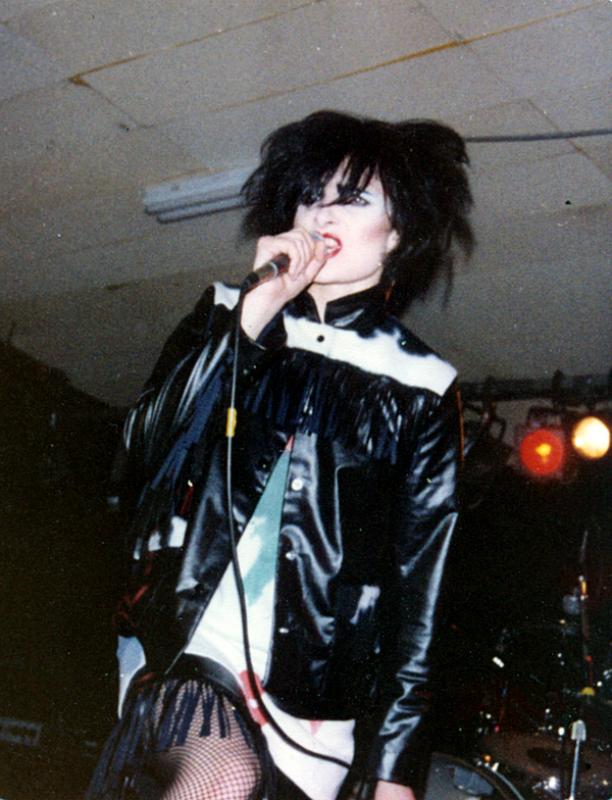 Afb. 5 Siouxsie Sioux in My Father's Place, New York, 1980. Bron: Malco23, Wikimedia Commons.