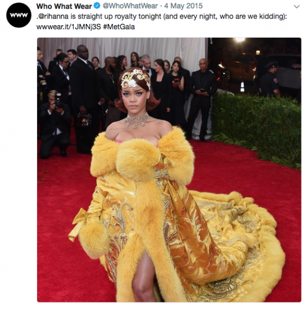 Tweet van online celebrity-stijlmagazine Who What Wear over de mantel van Guo Pei, gedragen door Rihanna.