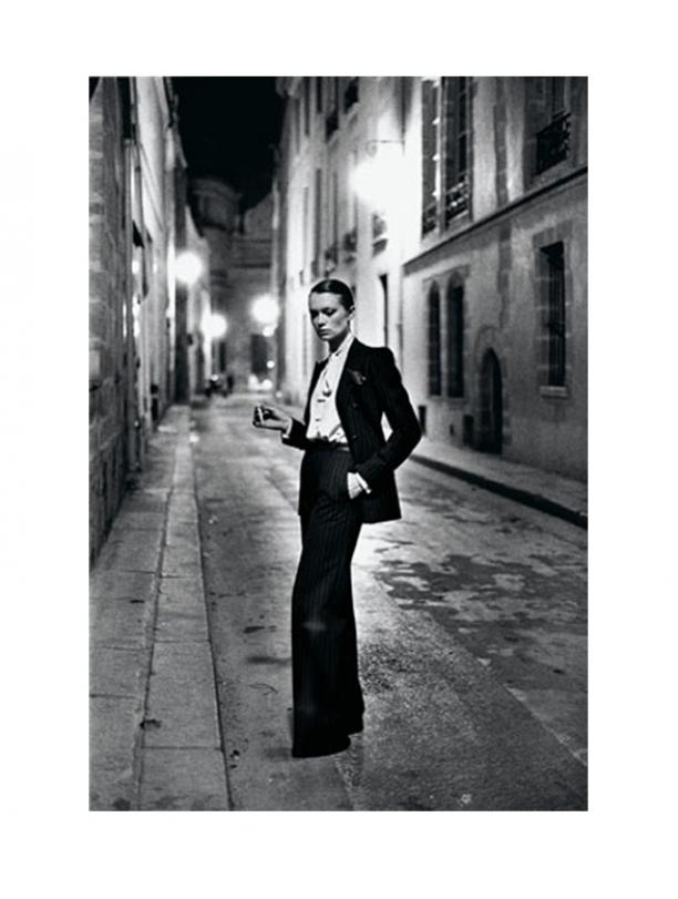 Yves Saint Laurent, French Vogue, Rue Aubriot, Paris, 1975. Foto: © Helmut Newton Estate / Maconochie Photography.